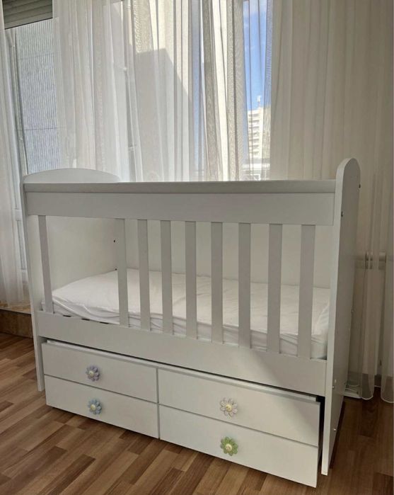 Детско дървено легло с решетка и матрак