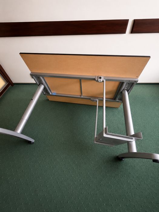 Vând urgent set 4 birouri strictură metalică reglabil pe înalțime și 4 dulapuri depozitare