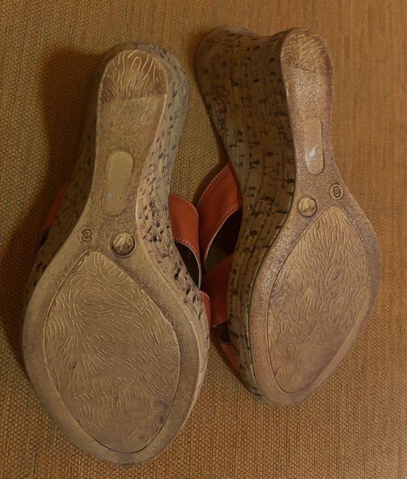 Vand papuci noi, din piele