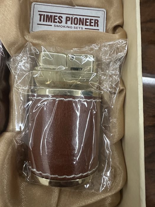 Пепельница и зажигалка