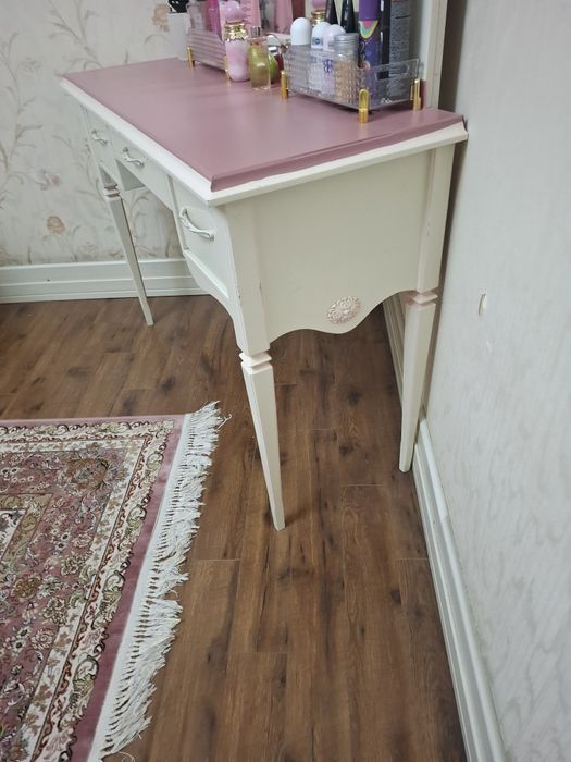 Продам туалетный столик (трюмо) с зеркалом