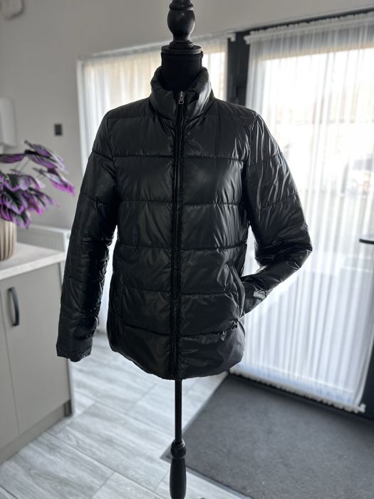 Geaca neagra lucioasa