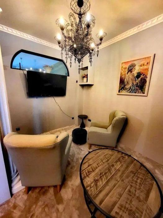 Дава се под наем Тристаен апартамент в София, Център - 80 кв.м за 1095.99 € - Снимка #2