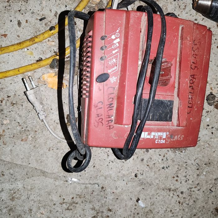 Hilti cu acumulator  și încărcător,