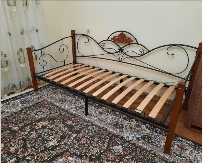 Кровать с матрасом