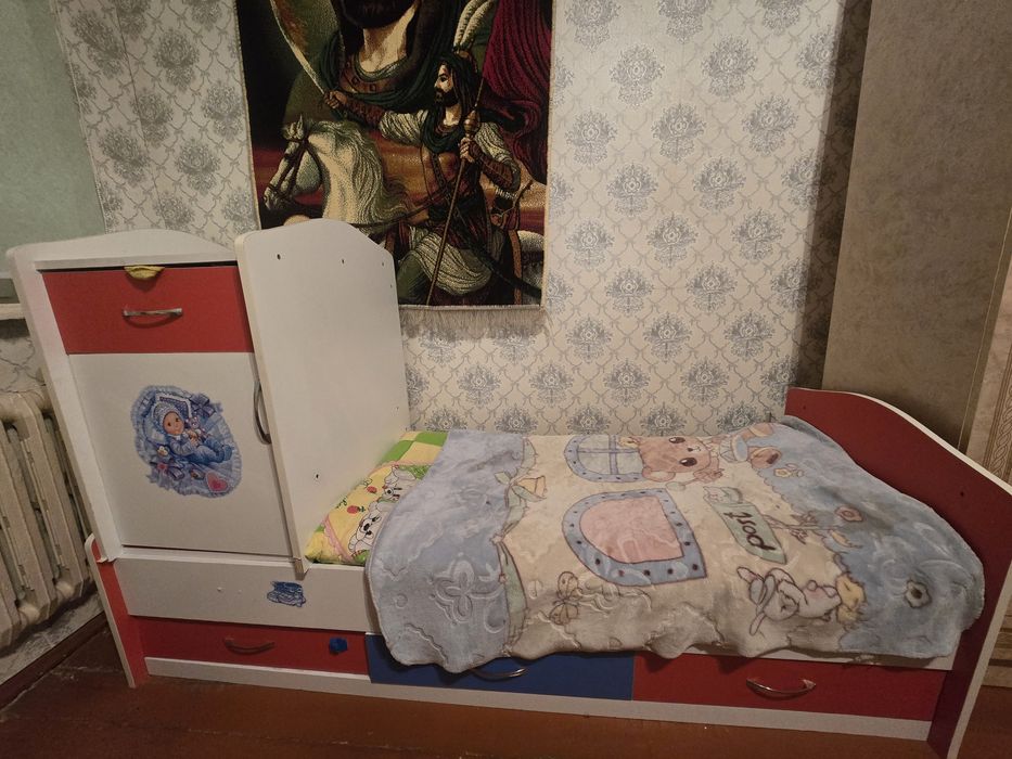 Кровать-      манеж.