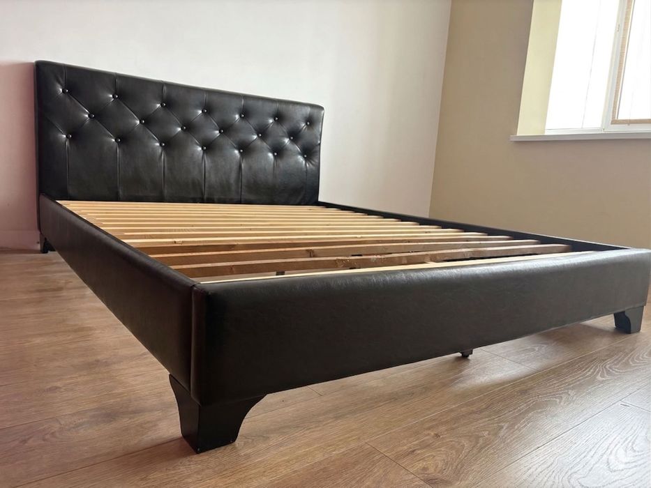 Pat matrimonial 160x200 negru tapițat, design Chesterfield