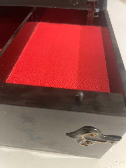 музикална кутия за бижута от бакелит/пластмаса ?