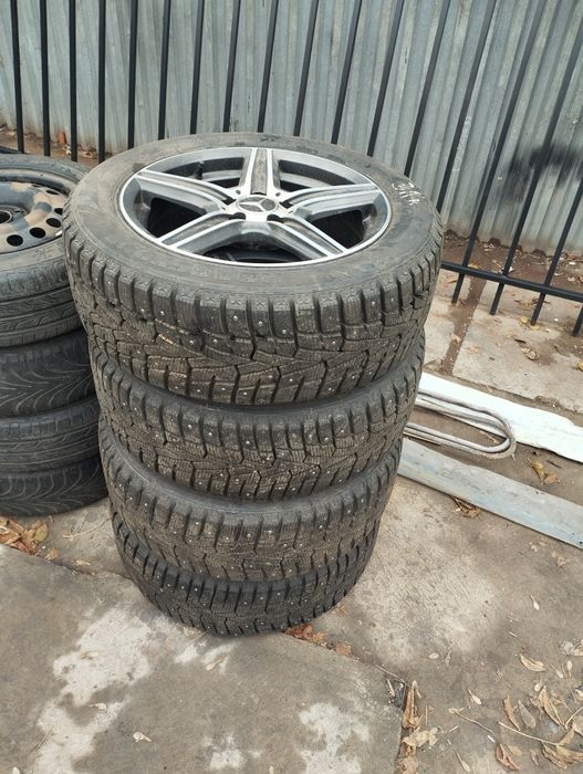 Продам комплект зимней резины на дисках.
