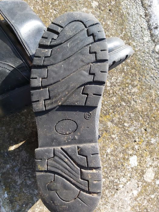 продавам НОСЕНИ боти, номер 45 - има два чифта, цена на чифт