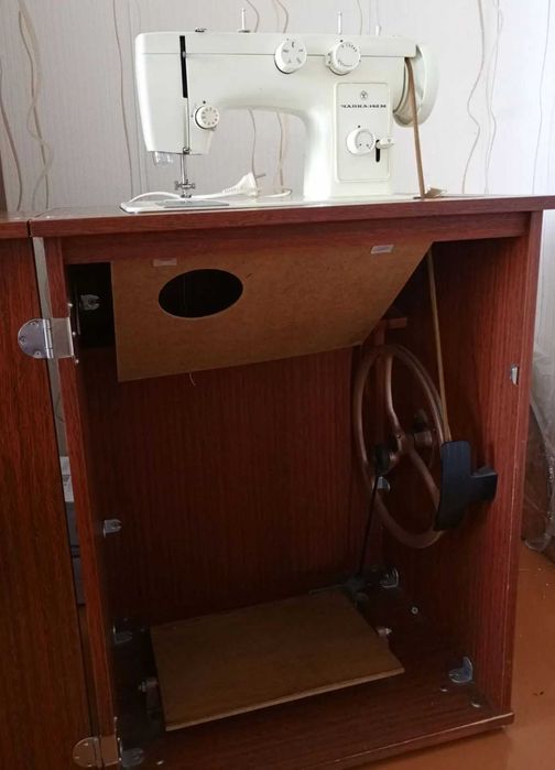 Продам швейную машинку