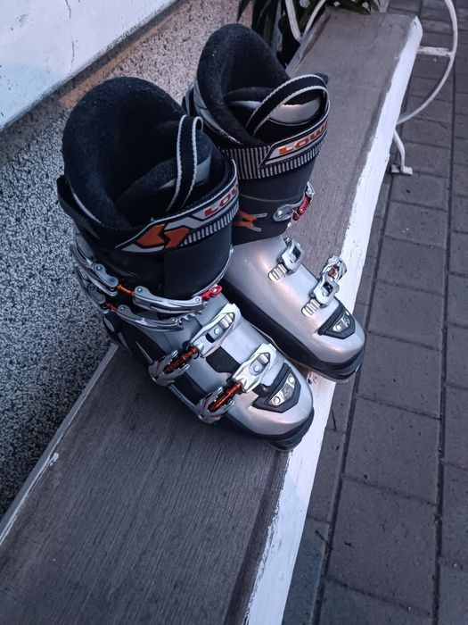 Ски обувки за средно напреднали и начинаещи