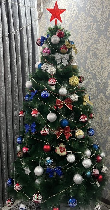 Срочно продам елку с игрушками в идеальном состоянии