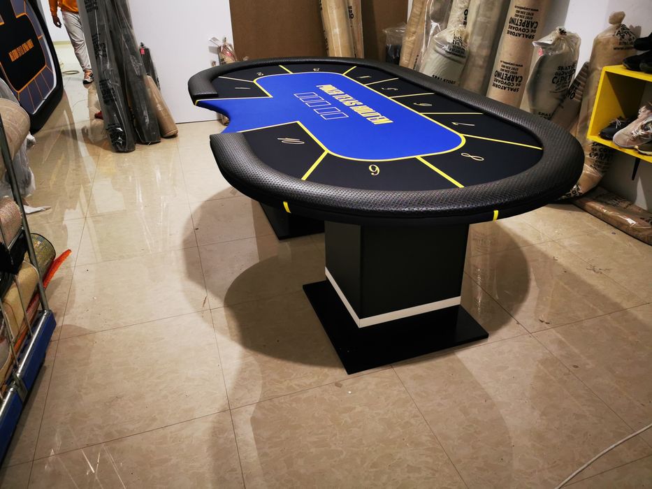 Masa de poker la comamda
