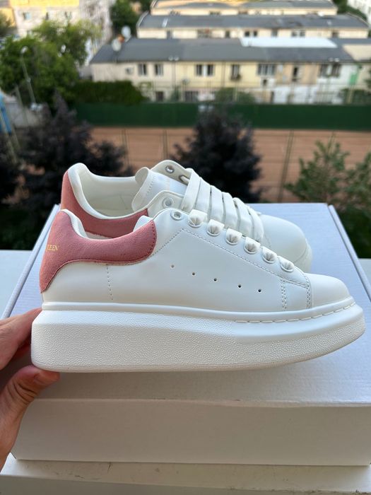 Vând Alexander McQueen