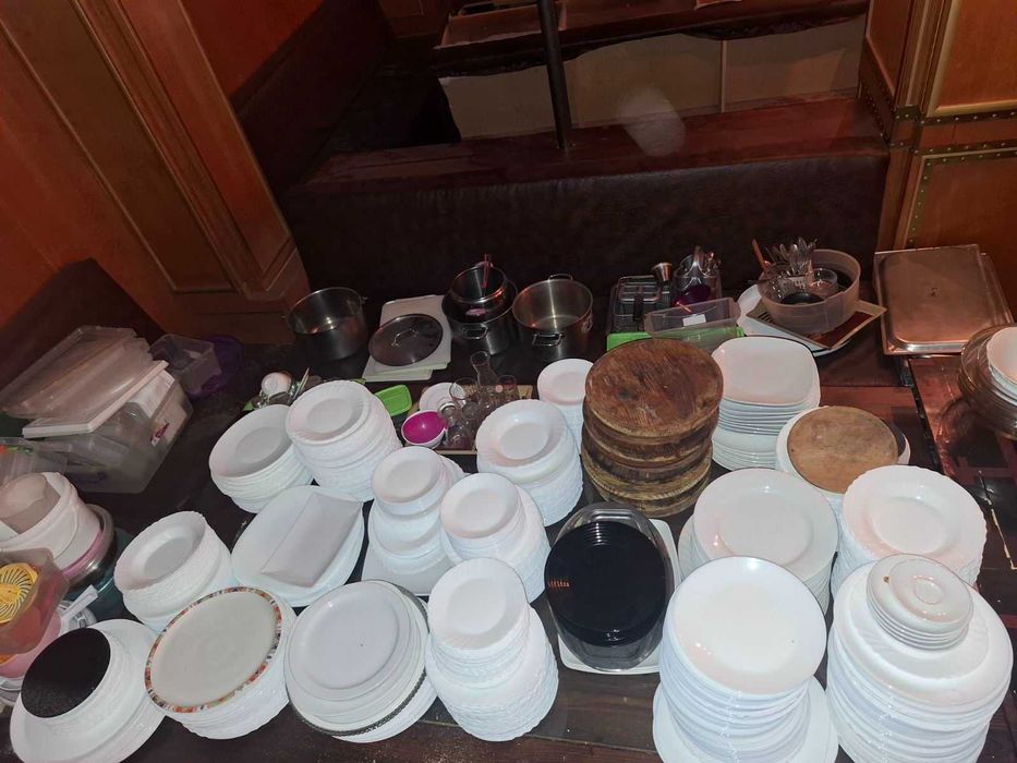 500 чинии, дървени дъски, тенджери, Посуда