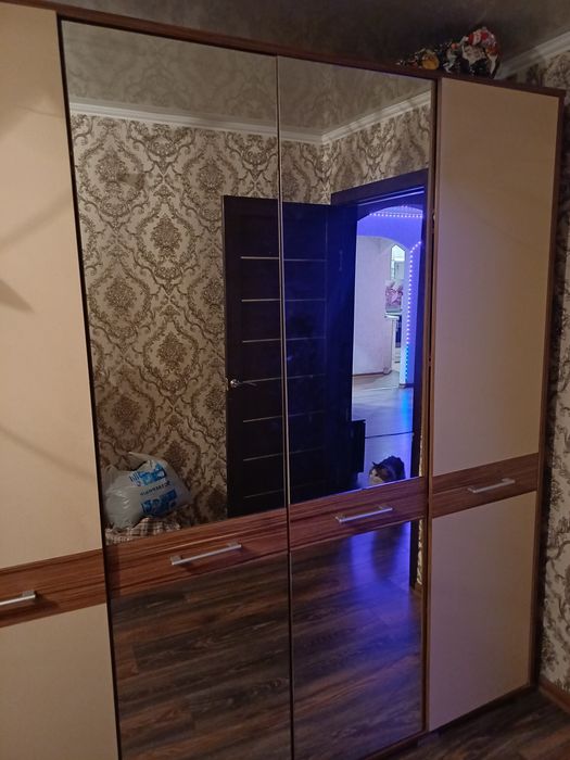 Большой шкаф для спальни.