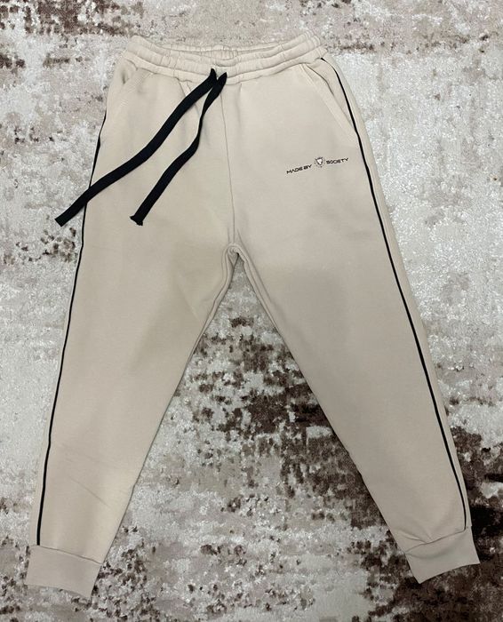 Vand pantaloni noi de barbati Made by Society