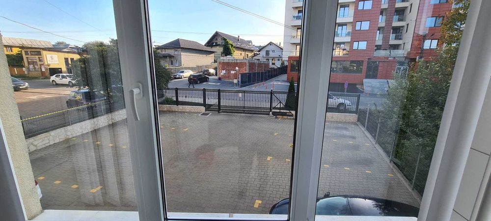 Vind apt 105 m2 util/1550 euro /m2, in bloc cu curte inchisa si spatiu de parcare