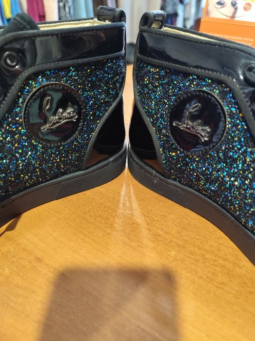 ChristianCristian Louboutin с черни блестящи детайли.