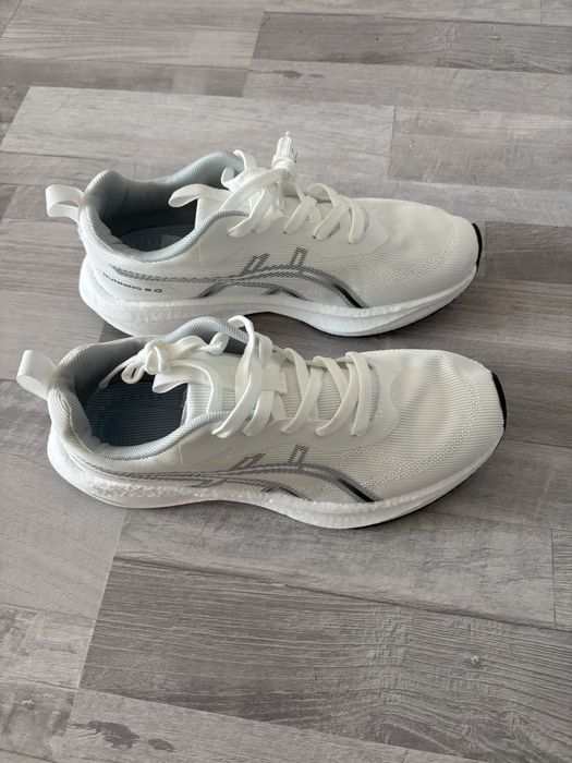 Продам беговые кроссовки