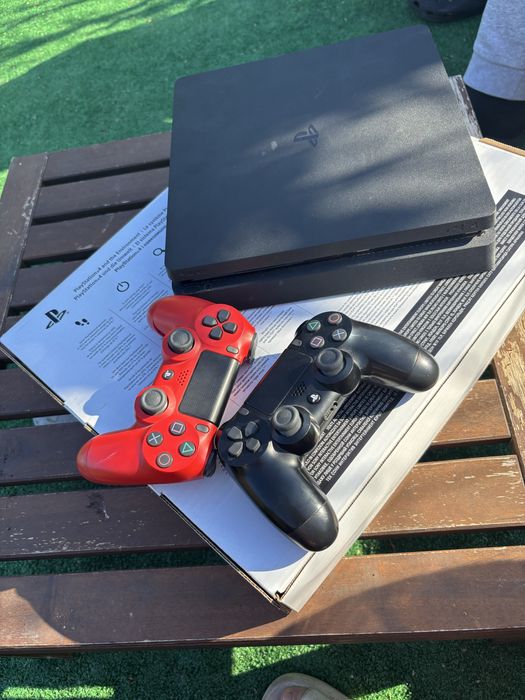 Vand Ps 4 cu 2 manete si 13 jocuri