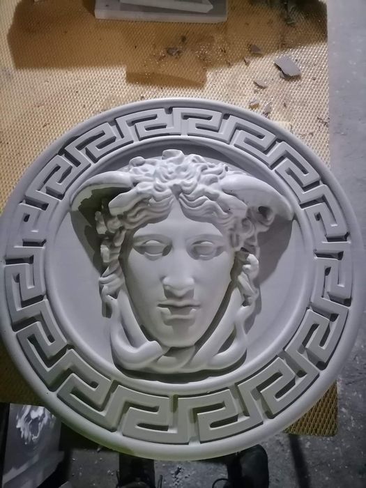 Cap Versace și cap de leu