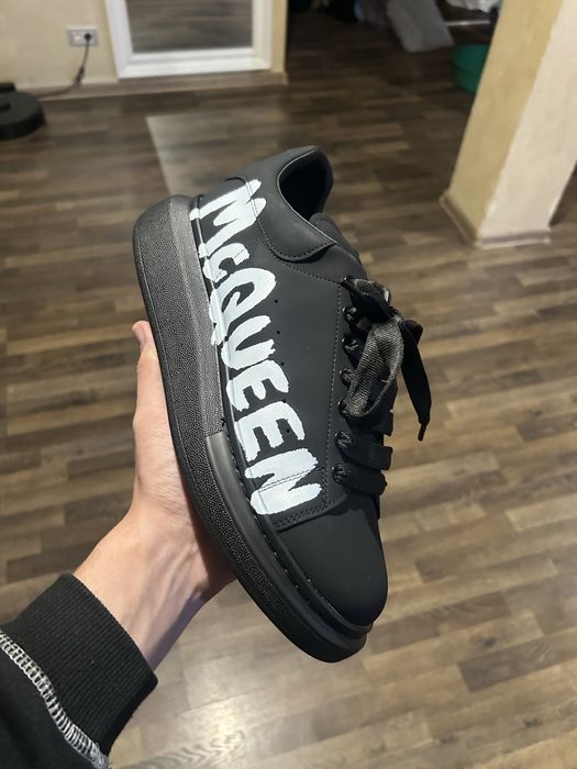 Mcqueen negri cu grafiti