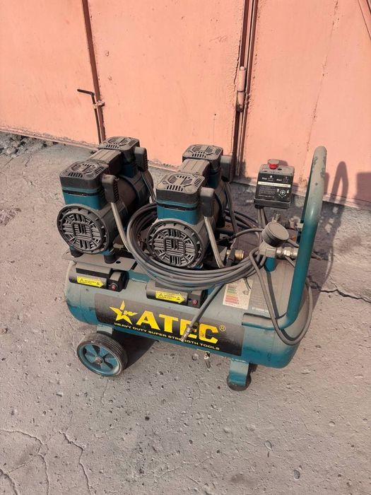 Компрессор почти новый. Пользовались редко. Покупали новым в магазине.