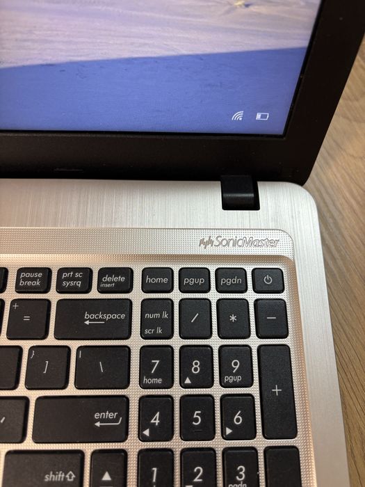 Laptop Asus I3 7th gen /8gb ram