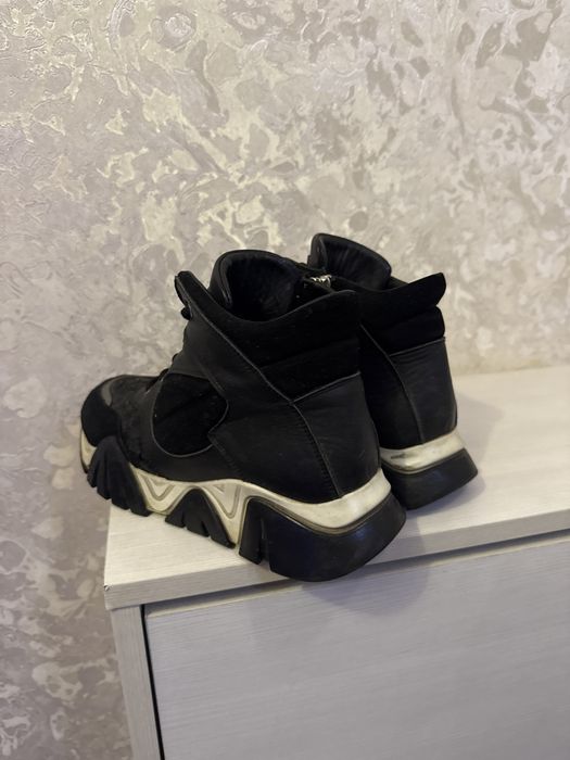 Продам женские ботинки