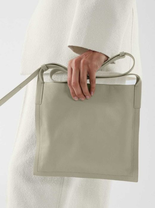 Дамска чанта от естествена кожа за през рамо на COS