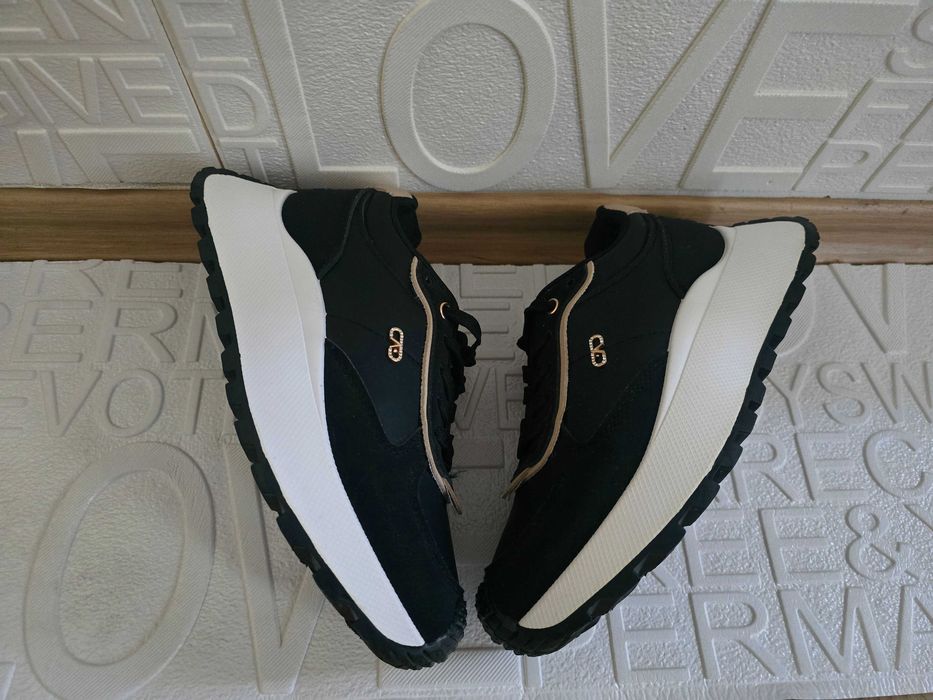 Дамски черни маратонки с висока подметка