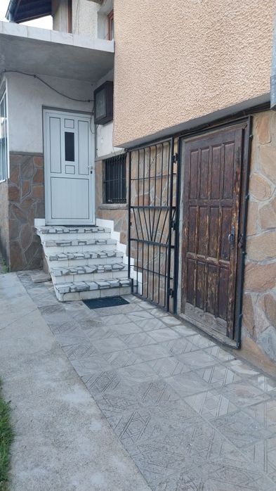 Продавам масивна къща на 3 етажа в центъра на град  Пирдоп