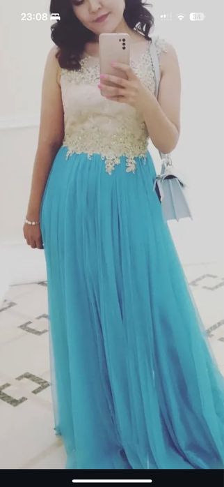 Вечернее платье голубого цвета
