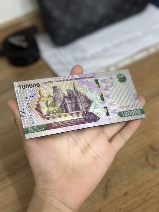 Магнит в виде 100.000узбекских сум