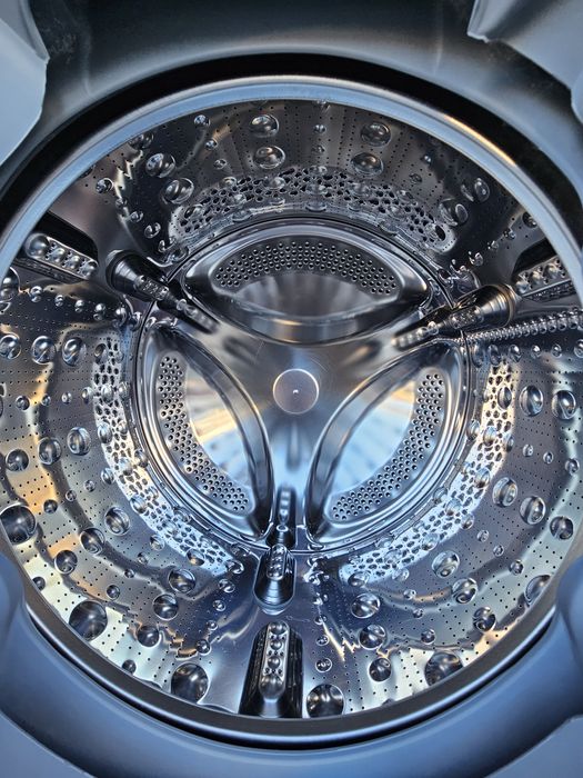 Комбинирана пералня със сушилня LG ThinQ