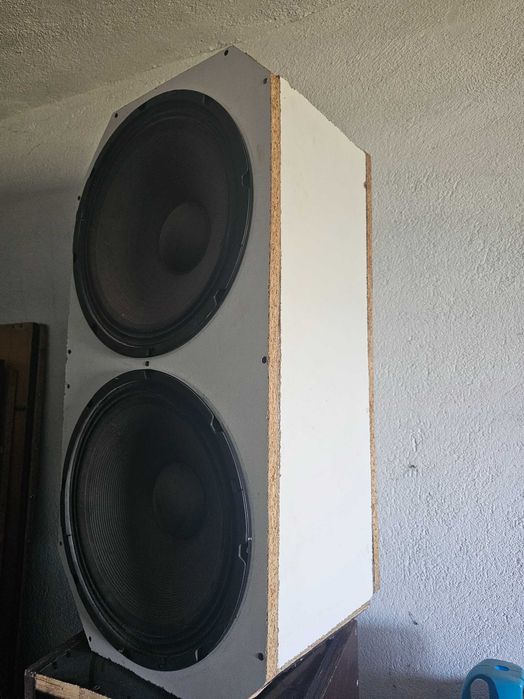 2 бр. 15" басови говорители – 150W, 8 Ohm + кутия подарък