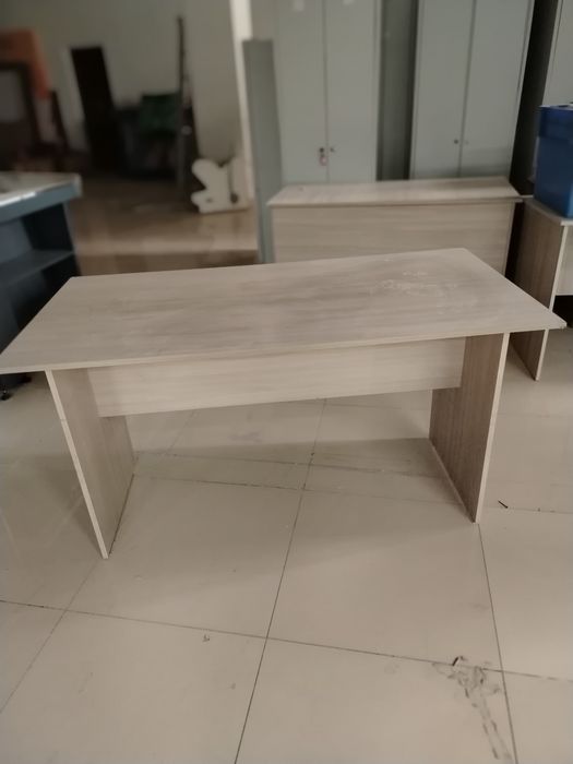 Офисный стол из ЛДСП