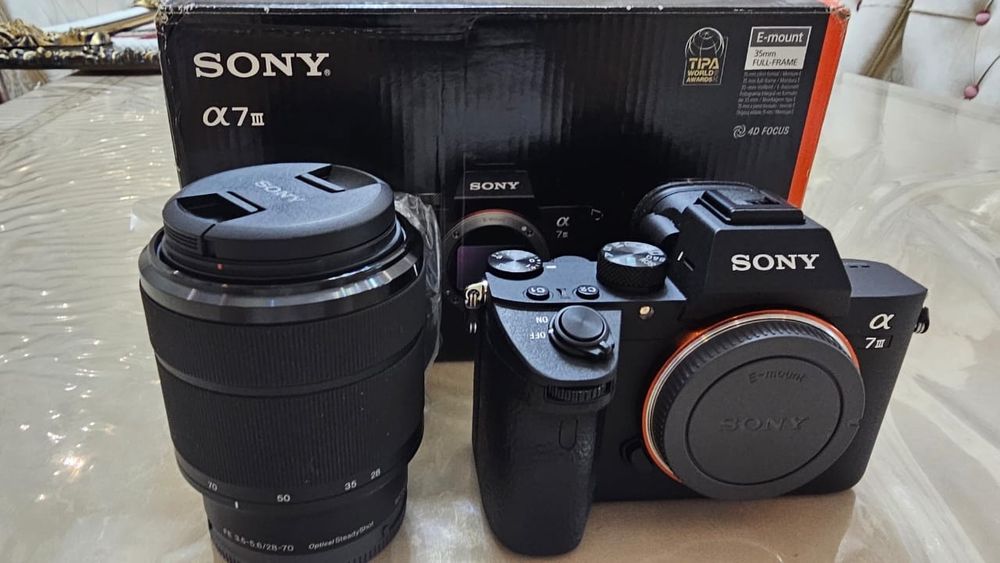 Цифровая камера Sony α7 III (модель ILCE-7M3) с объективом.

Цифровая