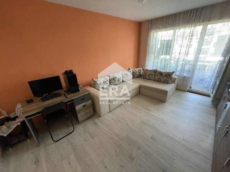 Тристаен обзаведен апартамент за продажба, с отделна кухня, във Възраж