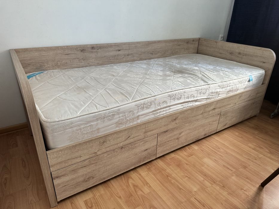 Продам кровать с матрасом