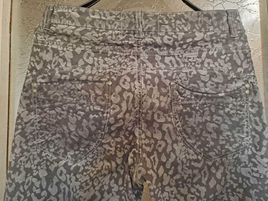 Дамски панталон с принт сив