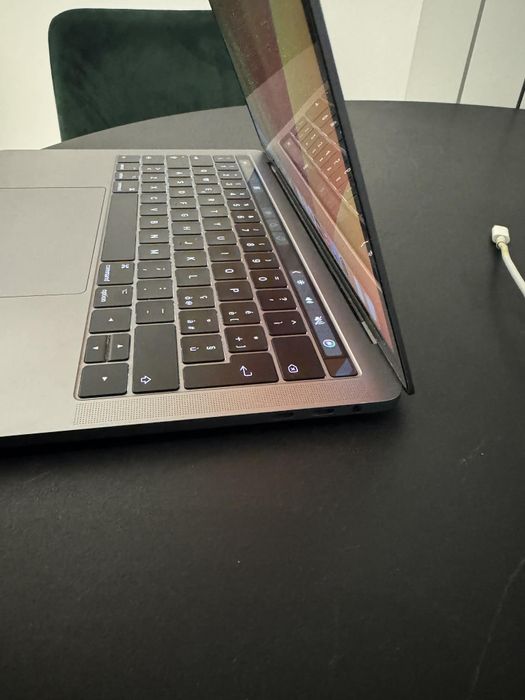 Macbook pro cu touchbar
