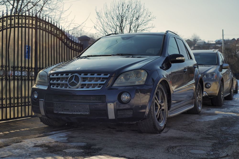 Dezmembrez Mercedes ML W164 bara far capota parbriz aripa usa grila