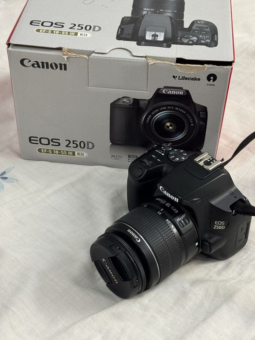 Cameră Canon 250D kit obiectiv 18-55mm