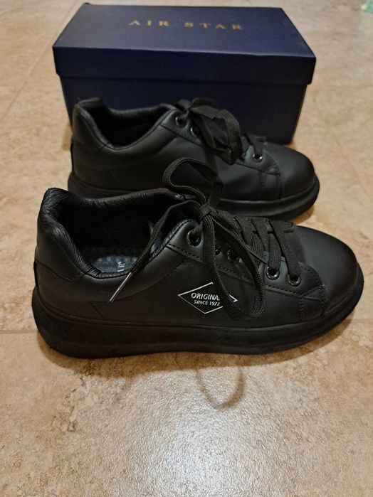 Продавам черни спортни маратонки на ниска цена 36 номер