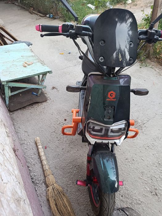 Skuter sotiladi srochno