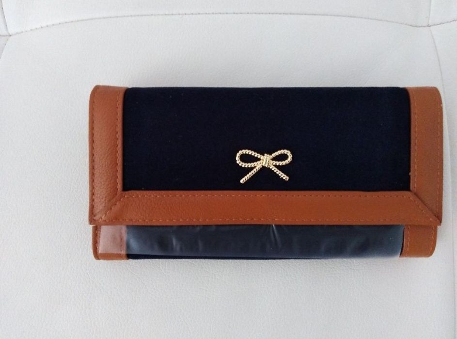 Vând portofel dama,piele ecologica, produs de calitate superioara.