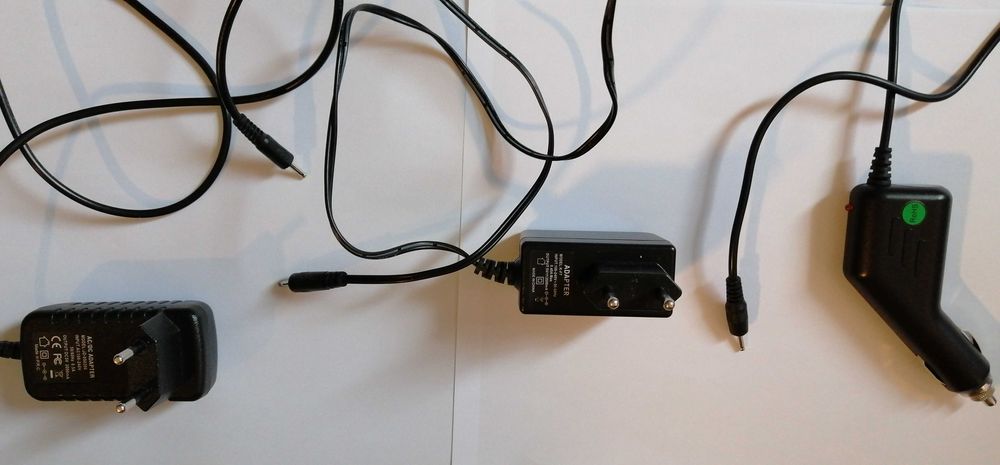 Incarcatoare/adaptoare cu fir auto ,cabluri diverse.